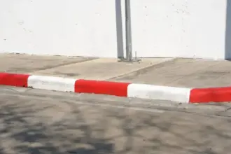 الأرصفة تتحدث بالألوان في عمّان: الأبيض والأحمر يعني “ممنوع التوقف”