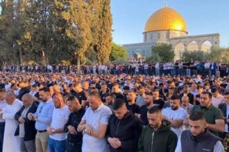 عشرات آلاف المصلين يؤدون صلاة الجمعة في الأقصى