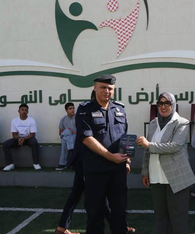 صورة حول : شرطة شرق عمان تنظم بطولة “القائد” في مدارس أرض النشامى تكريماً لجلالة الملك شرطة شرق عمان تنظم بطولة “القائد” في مدارس أرض النشامى تكريماً لجلالة الملك