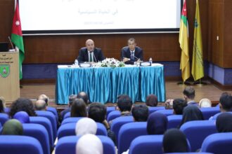 صورة حول : العودات يطلق من “الأردنية” مشروع حواريات لتعزيز مشاركة طلبة الجامعات في الحياة السياسية العودات يطلق من “الأردنية” مشروع حواريات لتعزيز مشاركة طلبة الجامعات في الحياة السياسية