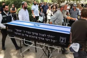 صورة حول : إسرائيل تتسلم جثماني رهينتين إسرائيليين من قطاع غزة إسرائيل تتسلم جثماني رهينتين إسرائيليين من قطاع غزة