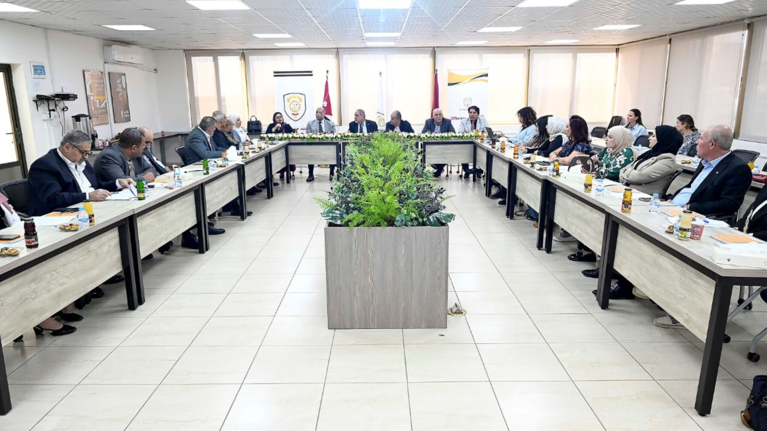 صورة حول : الاتحاد العام لنقابات العمال يعقد جلسة حوارية لتعزيز دور المرأة في مواقع القيادة الاتحاد العام لنقابات العمال يعقد جلسة حوارية لتعزيز دور المرأة في مواقع القيادة