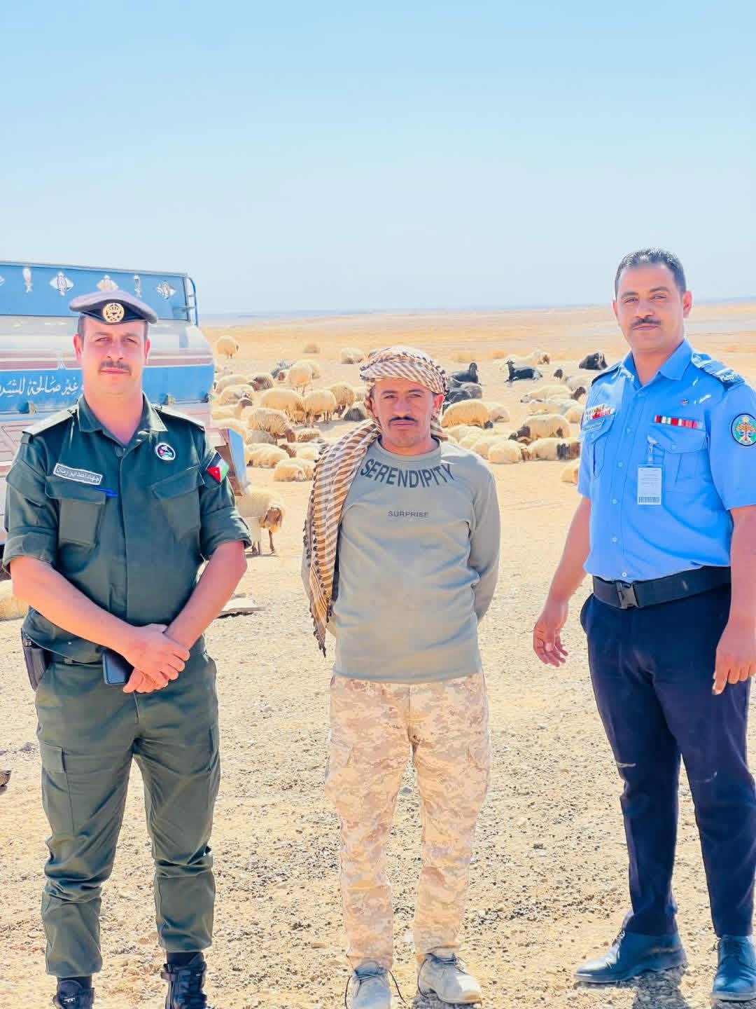 صورة حول : الشرطـة المجتمعيـة في الباديـة الجنوبيـة تنفذ حملـة توعويـة مع قرب فصل الشتاء الشرطـة المجتمعيـة في الباديـة الجنوبيـة تنفذ حملـة توعويـة مع قرب فصل الشتاء