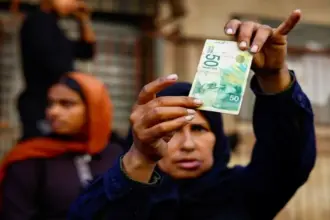 صورة حول : أزمة السيولة تخنق سكان غزة رغم وقف إطلاق النار: معاملات بلا نقد وعمولات فاحشة للتجار أزمة السيولة تخنق سكان غزة رغم وقف إطلاق النار: معاملات بلا نقد وعمولات فاحشة للتجار