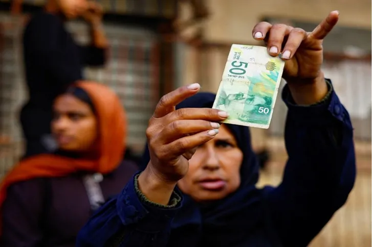 صورة حول : أزمة السيولة تخنق سكان غزة رغم وقف إطلاق النار: معاملات بلا نقد وعمولات فاحشة للتجار أزمة السيولة تخنق سكان غزة رغم وقف إطلاق النار: معاملات بلا نقد وعمولات فاحشة للتجار