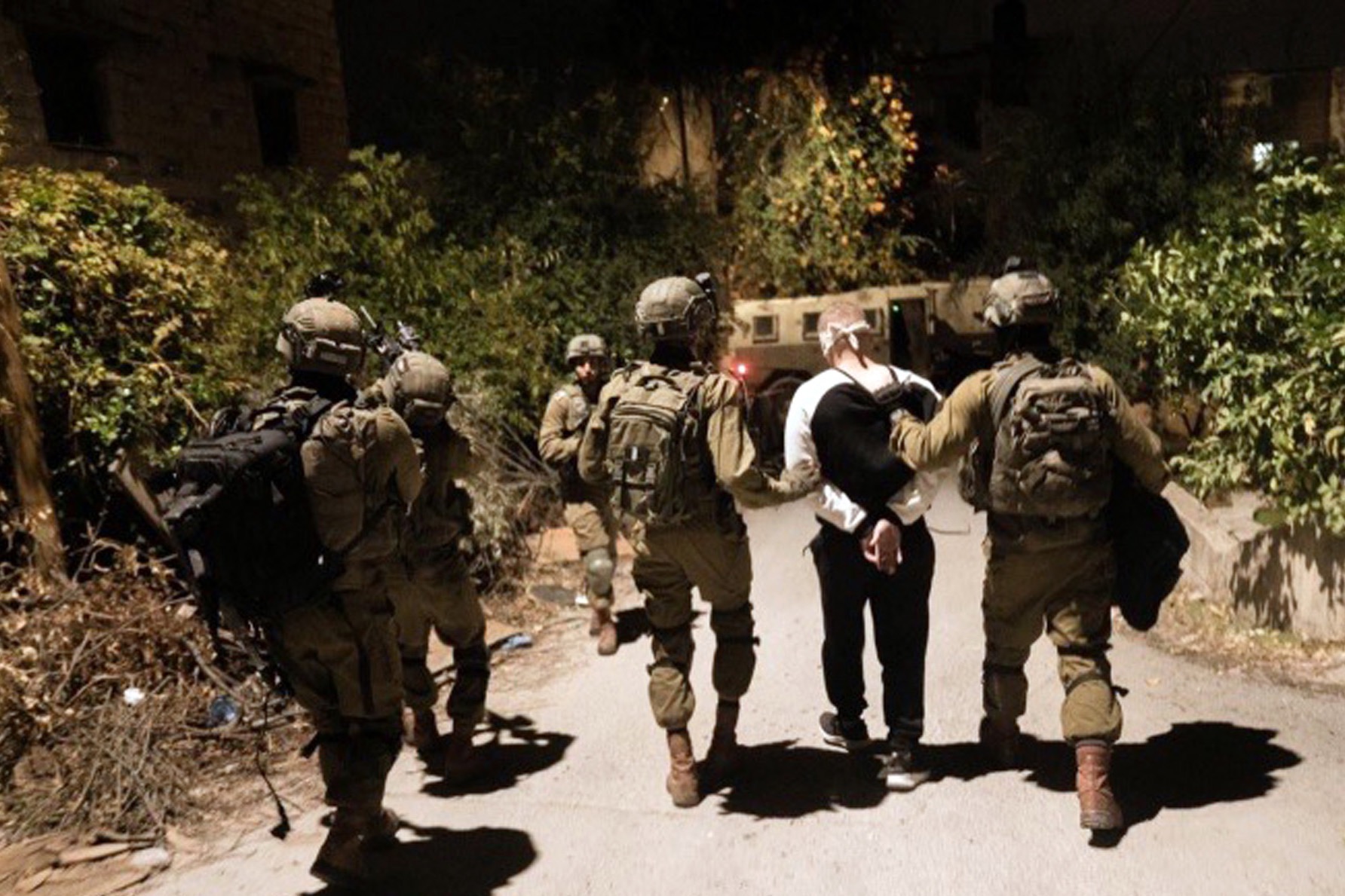 صورة حول : الاحتلال الإسرائيلي يعتقل 20 ألف فلسطيني الاحتلال الإسرائيلي يعتقل 20 ألف فلسطيني