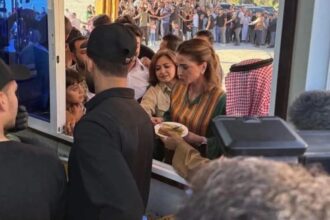 الملكة رانيا تتذوق “الهريسة المعانية”