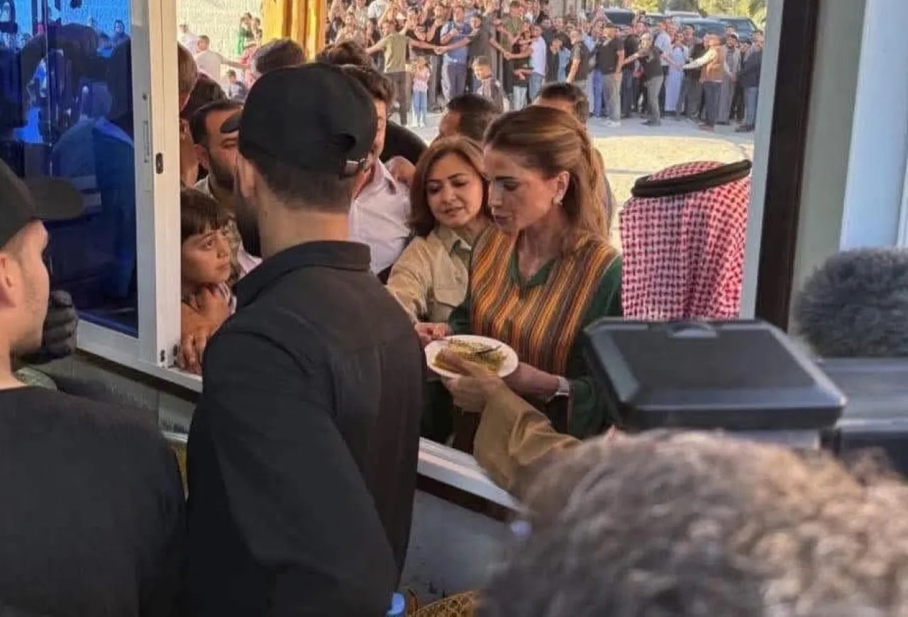 الملكة رانيا تتذوق “الهريسة المعانية”