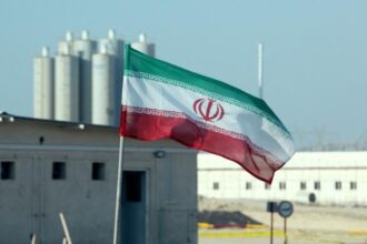فرنسا وألمانيا وبريطانيا تعلن عزمها إحياء المفاوضات مع إيران