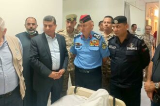 رئيس مجلس المفوضين ومحافظ العقبة يتفقدان مصابي حادث تسرب الغاز
