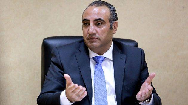 على طاولة الشواربة… الباص السريع: الي واقفين أكثر من القاعدين
