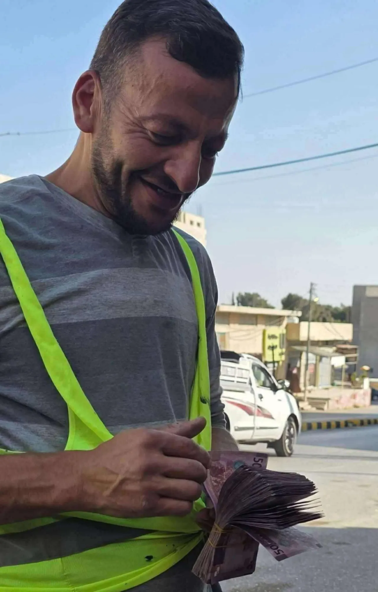 عامل وطن يعيد 6 آلاف دينار… فما القصة؟