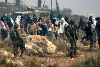 إصابة فلسطيني وزوجته إثر اعتداء من المستوطنين