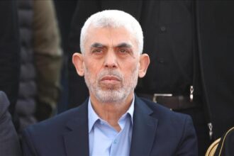 ماذا فعل السنوار مع أسرى الاحتلال؟