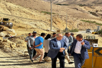 أبو السمن يتفقد مشروع معالجة الانزلاق على طريق الموجب