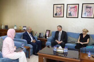 محافظة والسفير البريطاني يبحثان تعزيز التعليم