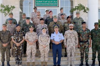 وفد من الملحقين العسكريين يزور مركز التدريب المتميز
