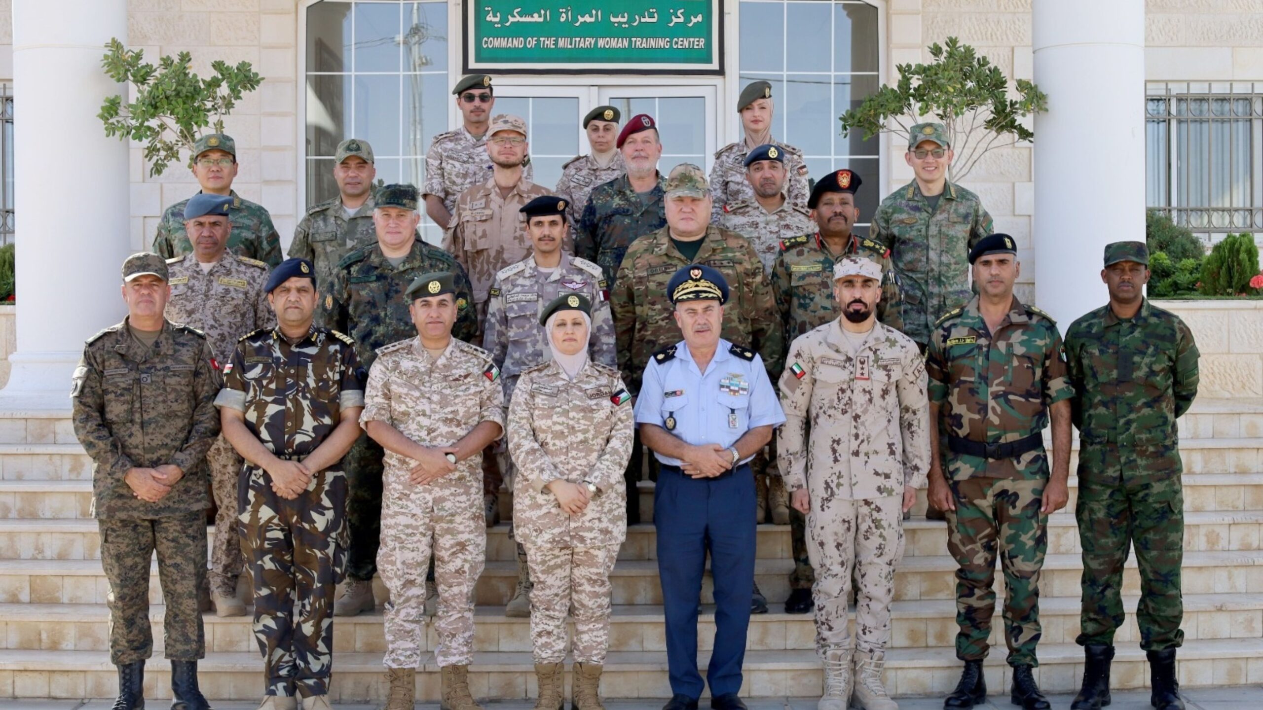 صورة حول : وفد من الملحقين العسكريين يزور مركز التدريب المتميز وفد من الملحقين العسكريين يزور مركز التدريب المتميز