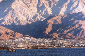 صورة حول : صخور بالعقبة تكشف عن تاريخ يعود لملايين السنين صخور بالعقبة تكشف عن تاريخ يعود لملايين السنين