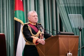 صورة حول : الملك يلقي خطاب العرش أمام مجلس الأمة اليوم الملك يلقي خطاب العرش أمام مجلس الأمة اليوم