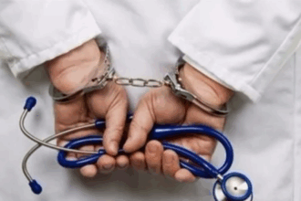 صورة حول : السجن ستة أشهر لطبيبين بعد وفاة مريض بسبب خطأ طبي السجن ستة أشهر لطبيبين بعد وفاة مريض بسبب خطأ طبي