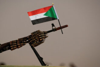 صورة حول : الدعم السريع يسيطر على مقر الجيش السوداني بالفاشر الدعم السريع يسيطر على مقر الجيش السوداني بالفاشر