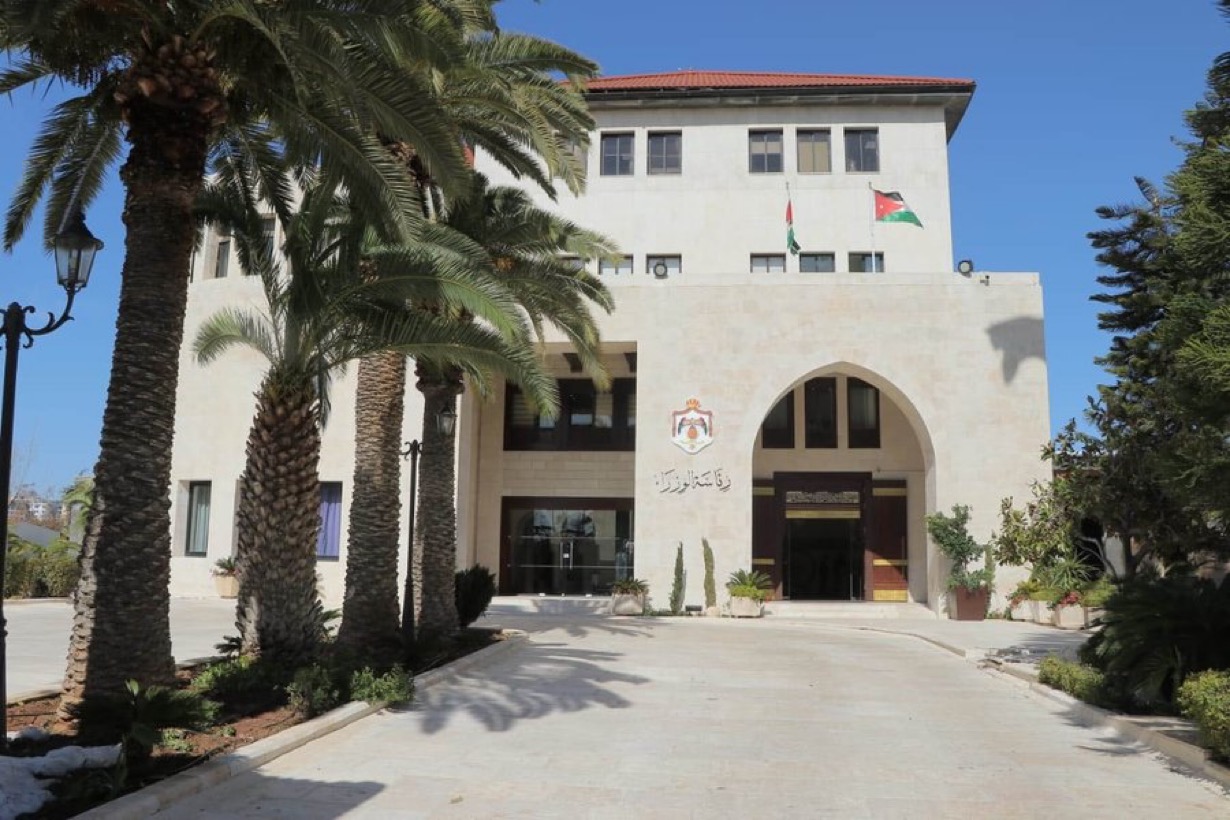 صورة حول : الحكومة تعقد جلستها الشهرية في العاصمة الحكومة تعقد جلستها الشهرية في العاصمة