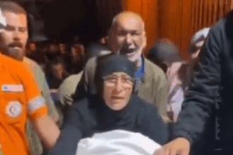 صورة حول : غزية تودع 7 أفراد من عائلتها نتيجة القصف الإسرائيلي غزية تودع 7 أفراد من عائلتها نتيجة القصف الإسرائيلي