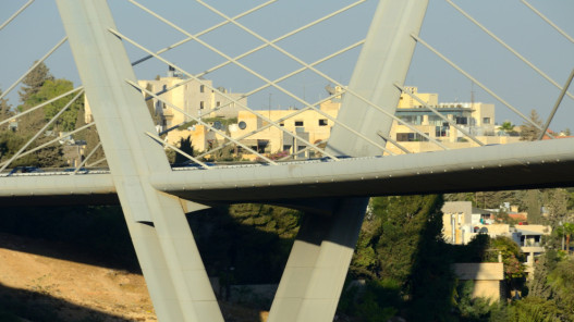 الحكومة: نعمل على دراسات لإنشاء جسر علوي يصل بين شمال عمَّان وجنوبها