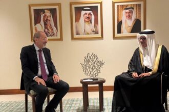 صورة حول : الصفدي يجري مباحثات موسعة مع نظيره البحريني الصفدي يجري مباحثات موسعة مع نظيره البحريني