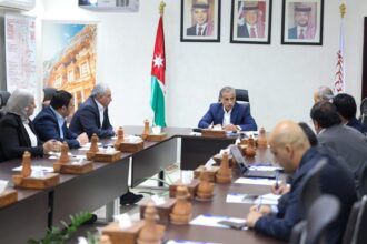 رئيس الوزراء يؤكد ضرورة تطوير السياحة وتعزيز الفائدة المجتمعية في البترا