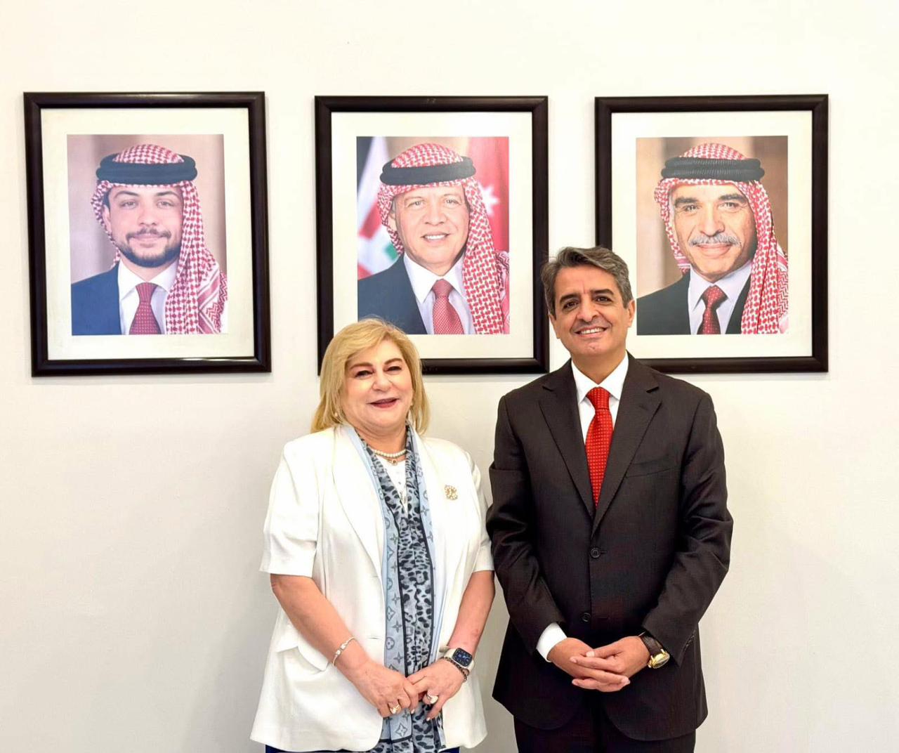 وزير الشباب يلتقي رئيسة نادي المرأة ويؤكد دور الأندية ورسالتها الثقافية والاجتماعية والرياضية