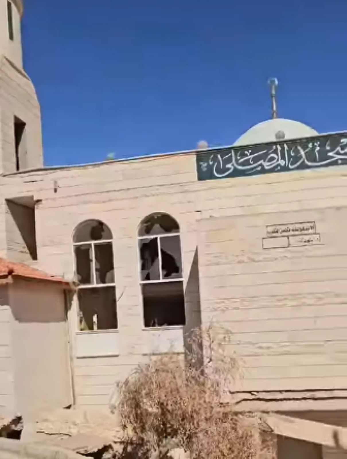 سلطة إقليم البترا تزيل مسجد(المصلى) بعد تضرره إنشائياً جراء انزلاق أرضي