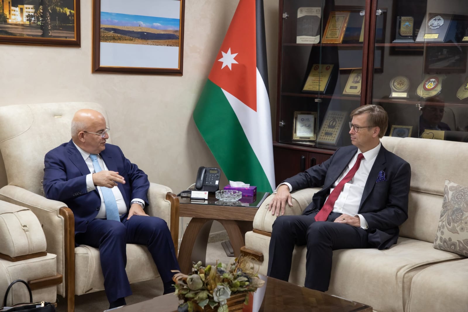 صورة حول : الجامعة الهاشمية تستضيف السفير الألماني وتبحث تعزيز التعليم التقني والتدريب العملي للطلبة الجامعة الهاشمية تستضيف السفير الألماني وتبحث تعزيز التعليم التقني والتدريب العملي للطلبة