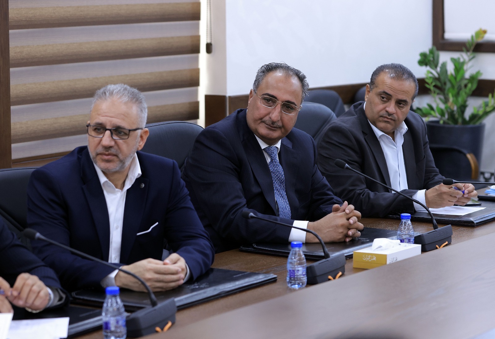 صورة حول : القاضي يترأس اجتماعاً للجنة الرد على خطبة العرش واختيار القيسي رئيساً والعموش للجنة الصياغة القاضي يترأس اجتماعاً للجنة الرد على خطبة العرش واختيار القيسي رئيساً والعموش للجنة الصياغة