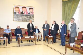 *مندوبا عن الملك وولي العهد. العيسوي يعزي آل فراج وعشيرة النوافعة*