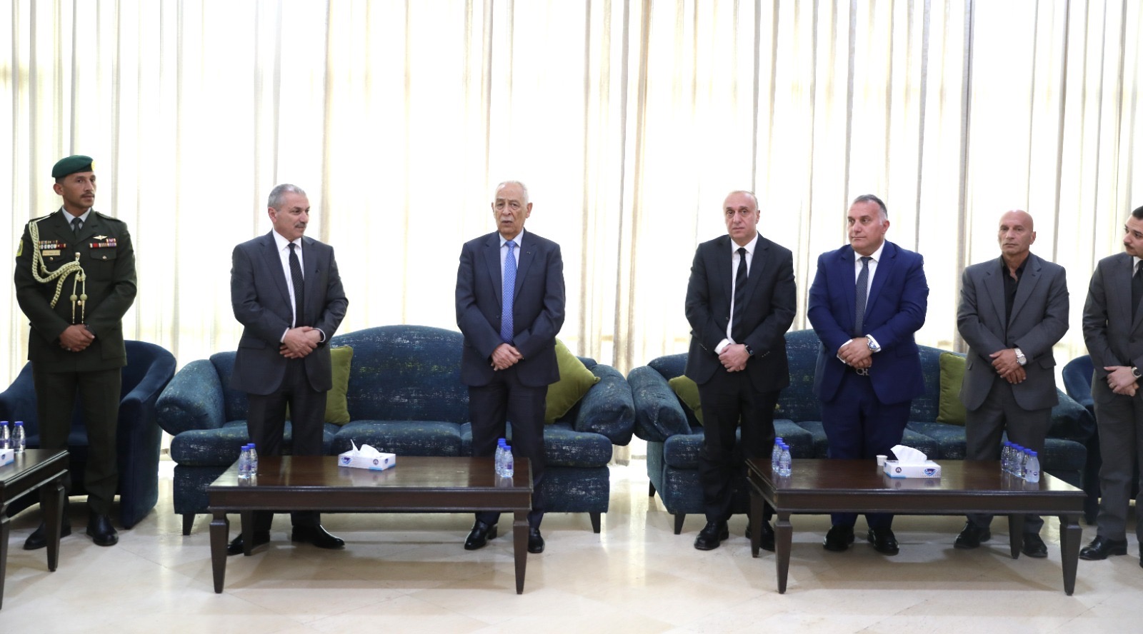 صورة حول : *مندوبا عن الملك وولي العهد. العيسوي يقدم واجب العزاء لــ(6) عشائر أردنية* *مندوبا عن الملك وولي العهد. العيسوي يقدم واجب العزاء لــ(6) عشائر أردنية*