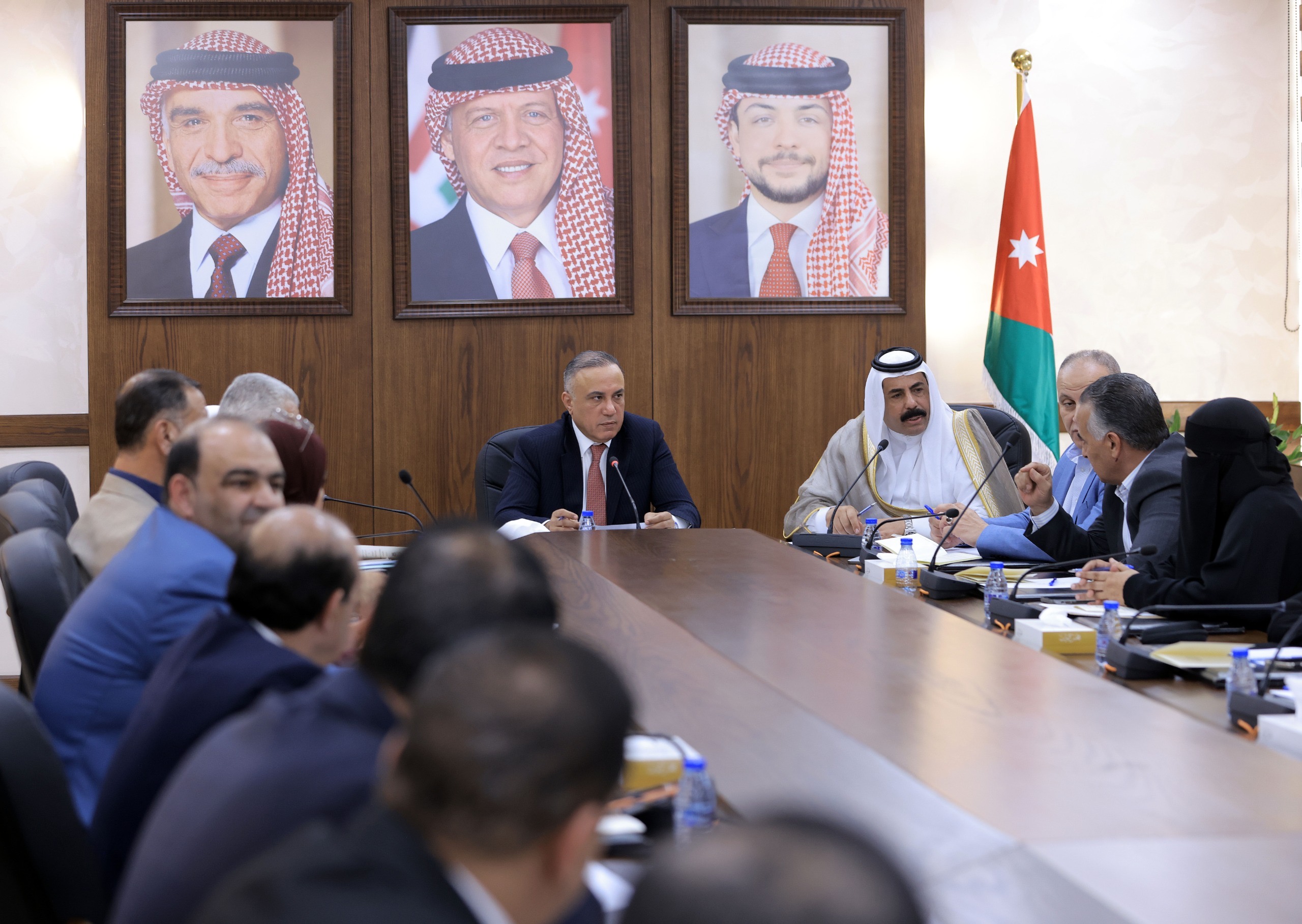 صورة حول : القاضي يترأس اجتماعاً للجنة الرد على خطبة العرش واختيار القيسي رئيساً والعموش للجنة الصياغة القاضي يترأس اجتماعاً للجنة الرد على خطبة العرش واختيار القيسي رئيساً والعموش للجنة الصياغة