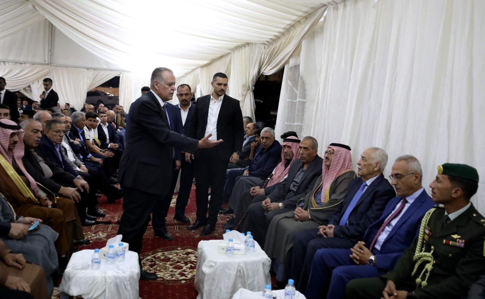 صورة حول : *مندوبا عن الملك وولي العهد. العيسوي يقدم واجب العزاء لــ(6) عشائر أردنية* *مندوبا عن الملك وولي العهد. العيسوي يقدم واجب العزاء لــ(6) عشائر أردنية*