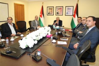 وزير النقل يبحث مع الملكية الأردنية تطوير عمليات الشحن الجوي