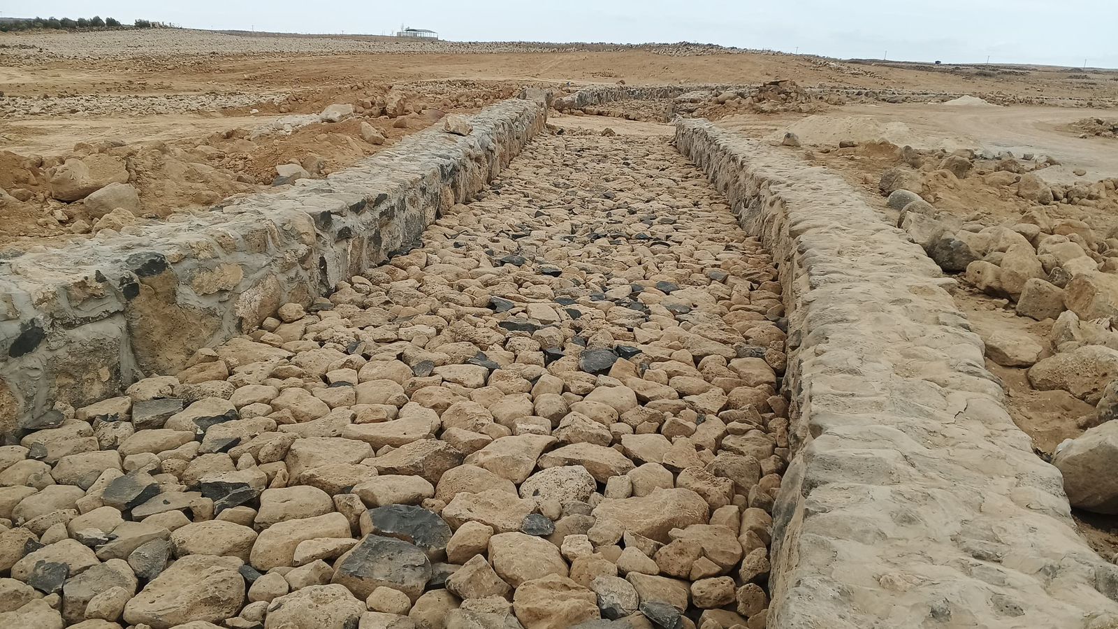 بلدية أم الجمال تنجز المرحلة الأولى من تأهيل القناة الأثرية