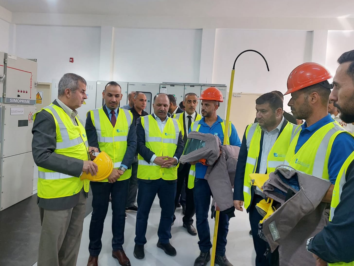 وزير الطاقة والسعايدة يتفقدان محطات كهرباء إربد