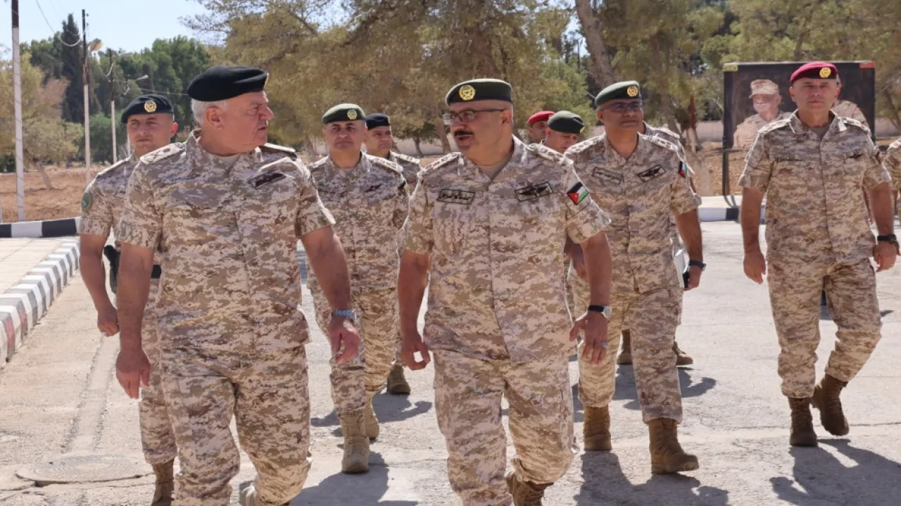 رئيس هيئة الأركان المشتركة يتفقد المنطقة العسكرية الشرقية ويطلع على أنظمة دفاع جوي حديثة