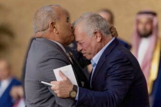 عاجل | مشهد مؤثر في الكرك.. أردني يقبّل جبين الملك تعبيراً عن محبته