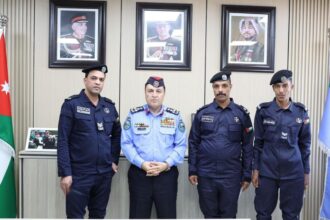 عاجل | تكريم طاقم دورية نجده انقذ سيدة وأطفالها من داخل مركبة تعرضت للاشتعال في محافظة المفرق