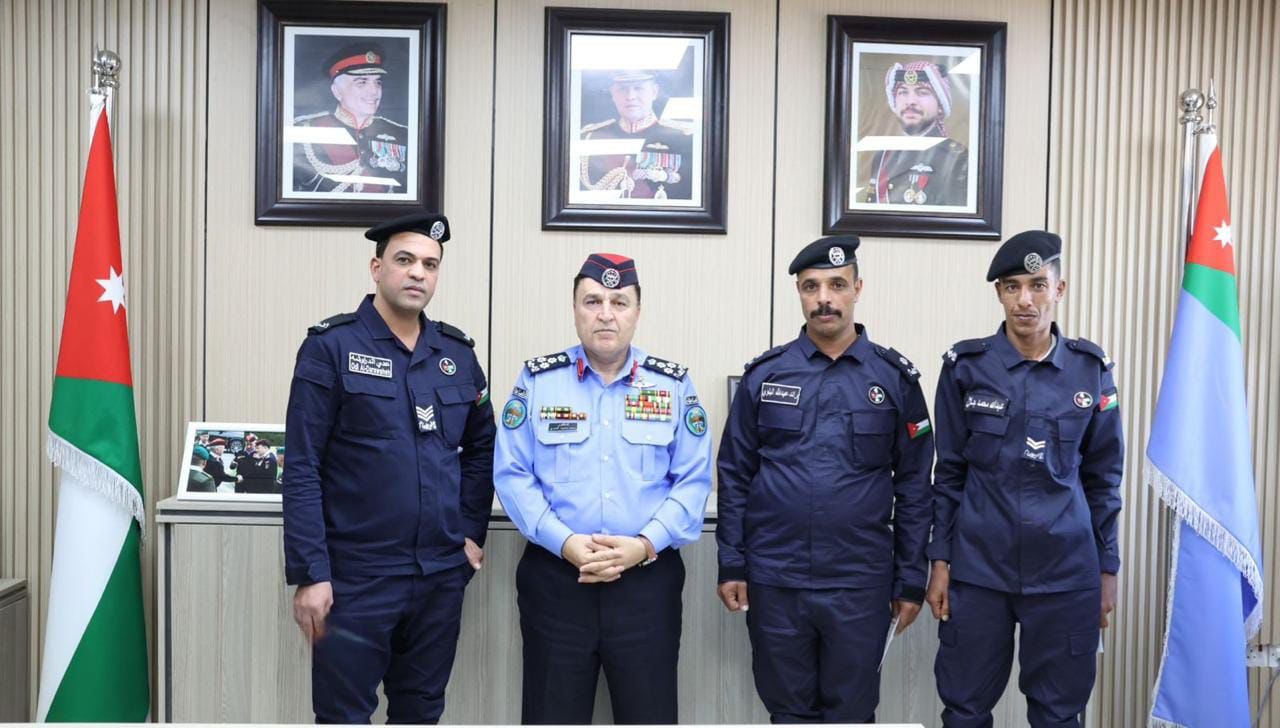 عاجل | تكريم طاقم دورية نجده انقذ سيدة وأطفالها من داخل مركبة تعرضت للاشتعال في محافظة المفرق