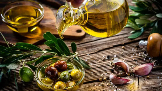 هل تؤثر ملعقة زيت الزيتون يوميًا على صحة القلب والهضم؟