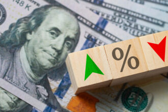 بيسنت يدعو لتسريع خفض أسعار الفائدة لتجنب الركود