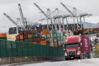 الولايات المتحدة تفرض رسومًا جديدة على الشاحنات والحافلات