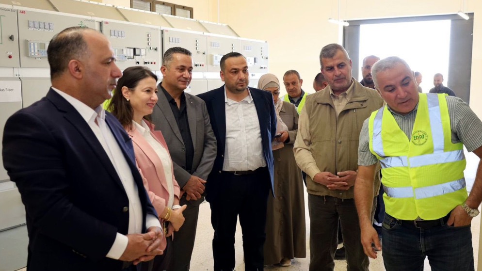 صورة حول : وزير الطاقة يزور محطة الرامة ويستعرض جاهزيتها التشغيلية وزير الطاقة يزور محطة الرامة ويستعرض جاهزيتها التشغيلية